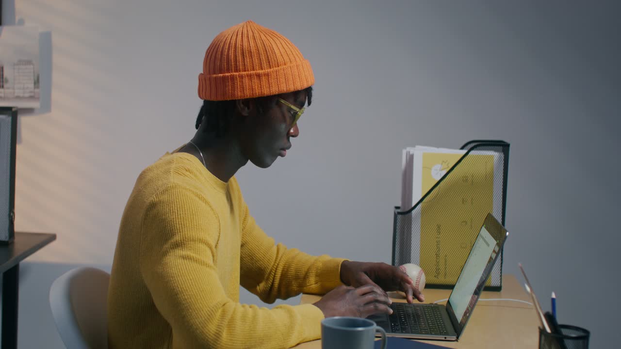 hombre trabajando en una computadora portátil en una oficina moderna