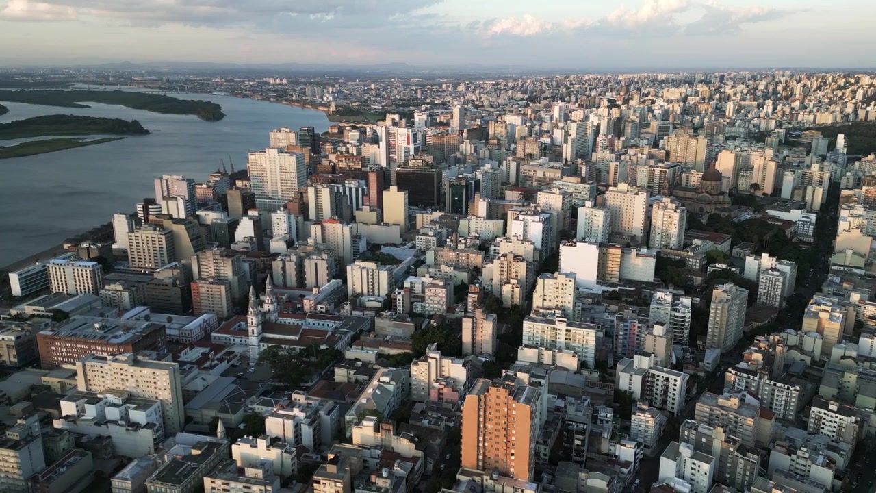 Panoramisk luftfoto over byarkitekturen i Porto Alegre, Brasilien, bybillede med byarkitektur og Guaiba-floden i dagslys