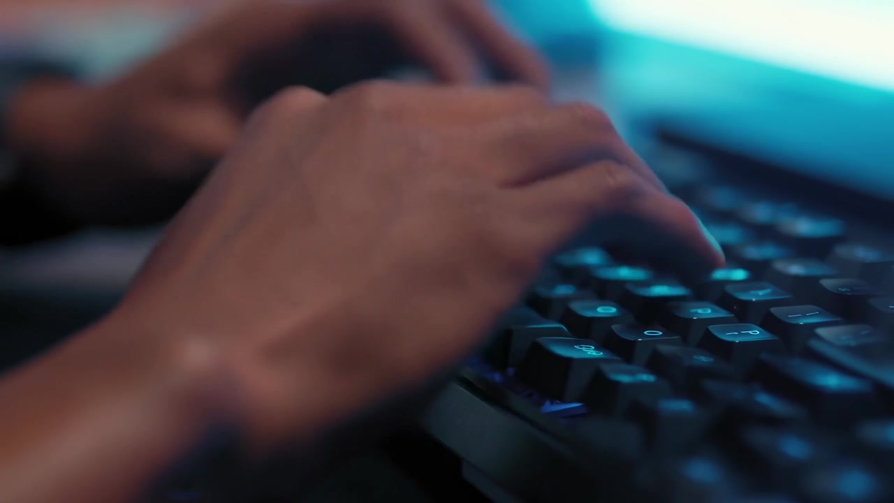 Fokusert programmerer som skriver kode på datamaskin om natten
