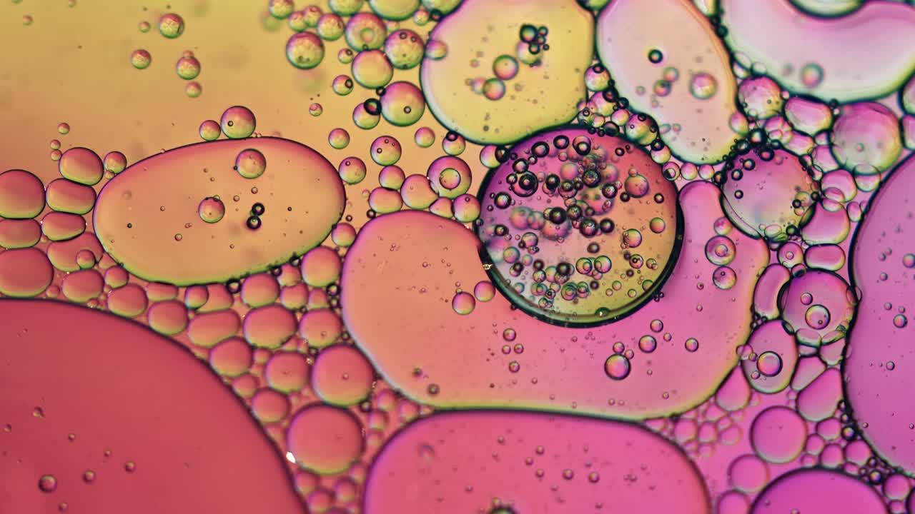 추상적인 다채로운 음식 기름 방울 거품과 구가 흐르고