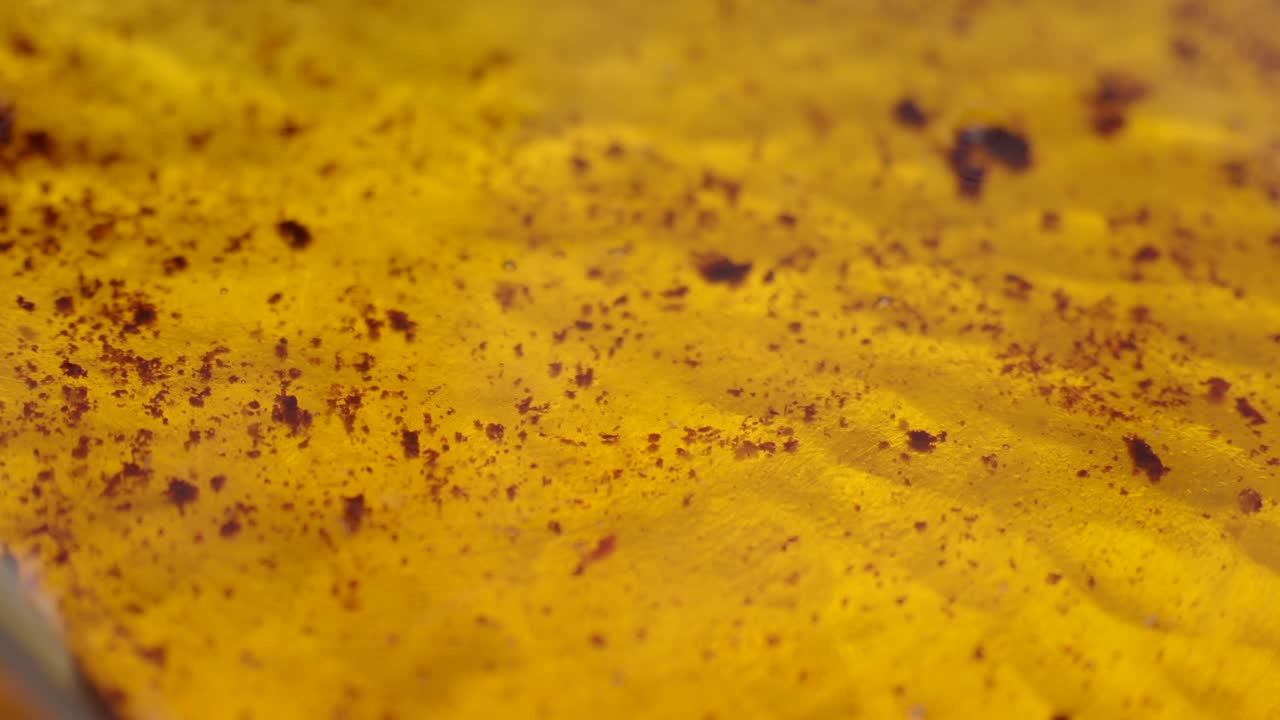 fotografía de cerca del aceite de oliva vertiendo en una sartén