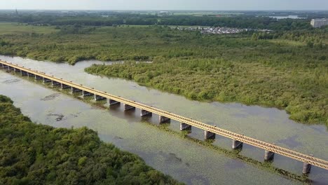vista aérea de drones del histórico puente ferroviario moerputten en los países bajos, europa