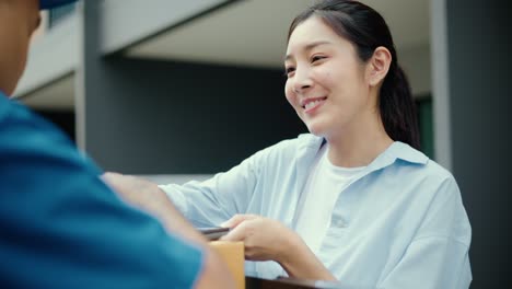 계약 계약을 체결하기 위해 태블릿에 전자 서명을 하는 여성, 온라인 쇼핑에서 파일 배달업자, 목적지에 패키지를 배달하는 택배업자.
