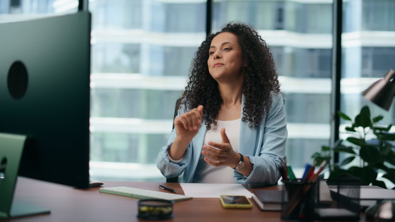 Empresária conduzindo reunião online por videochamada em close-up. Menina sentada à mesa
