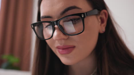 una chica usando una tableta.