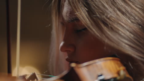 inspired-female-musician-is-playing-violin-in-music-school-portrait-of-woman-with-fiddle