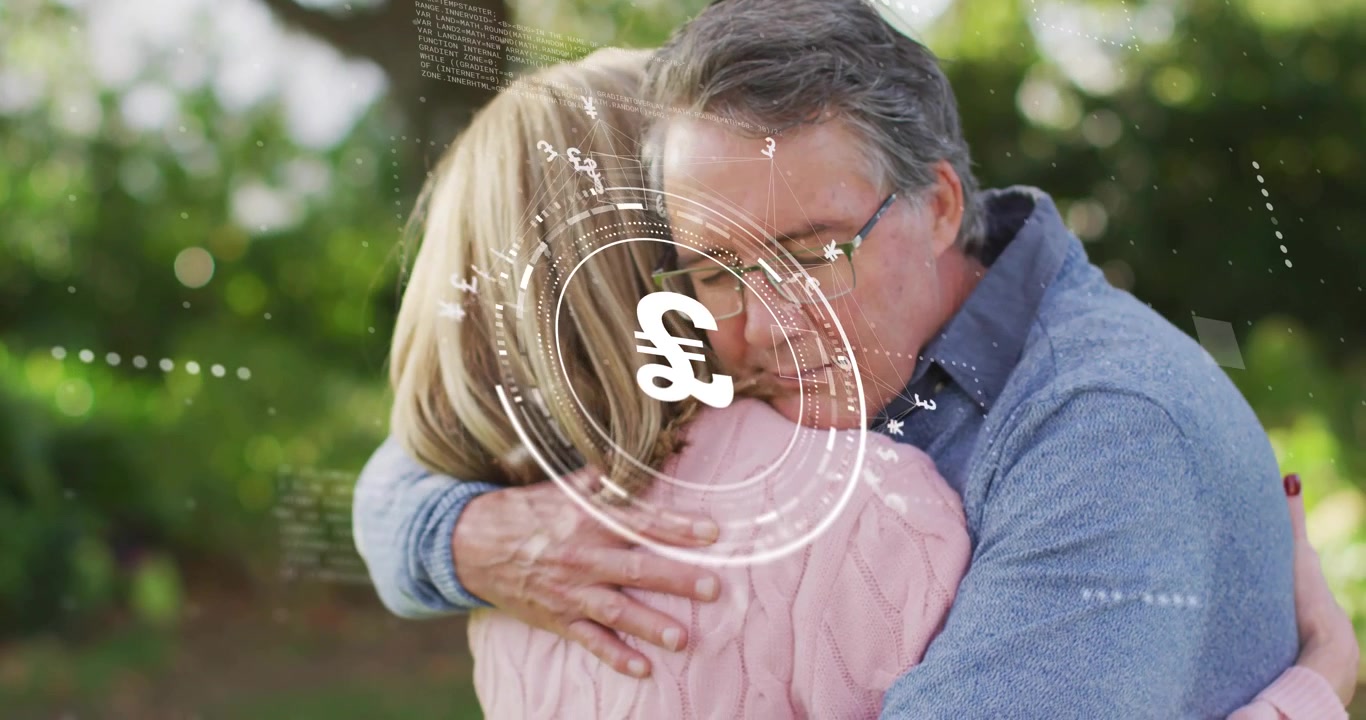 Pareja madura abrazándose en un jardín, formando un anillo con un símbolo de libra giratorio que muestra seguridad financiera.