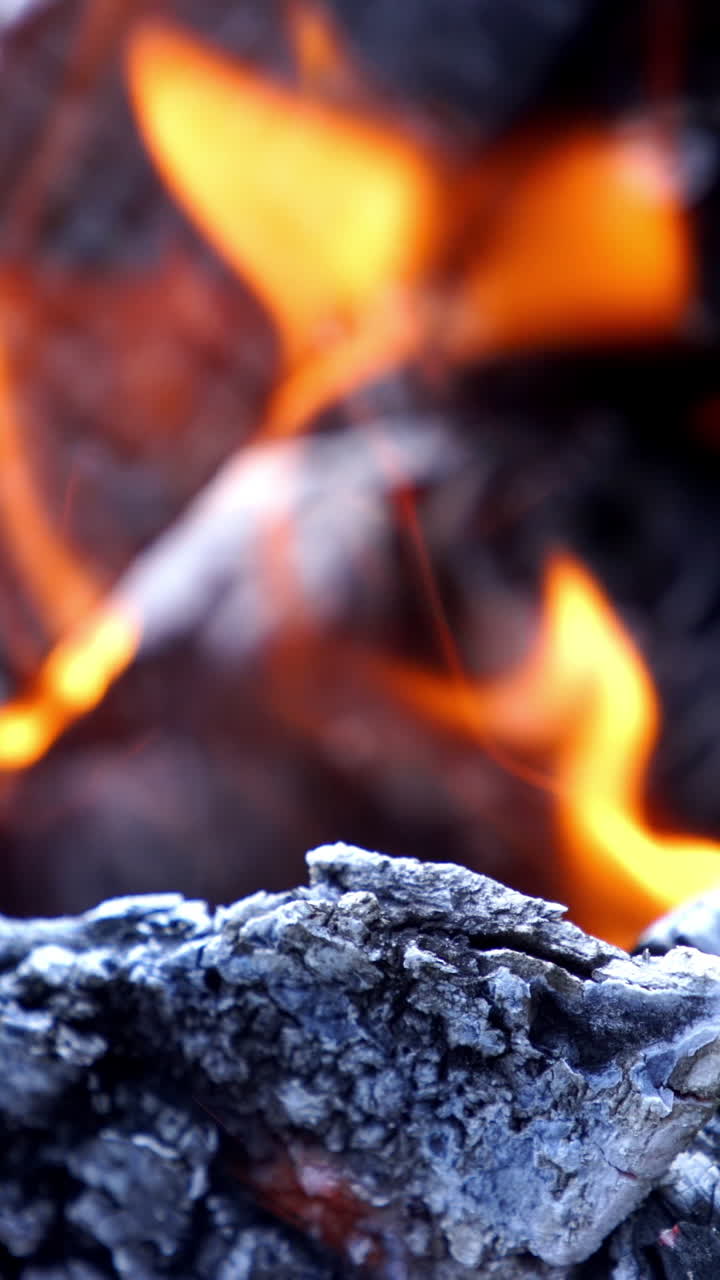 Sfondo di fiamme. Primo piano di legna che brucia nel camino.