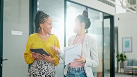 Frauen,-Büro-Und-Tablet-Mit-Dokumenten