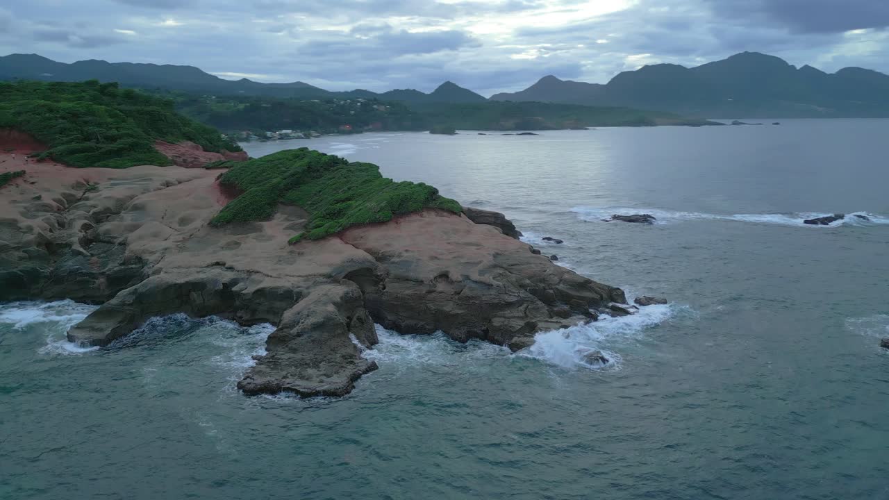tiro de drone de la costa de roca roja