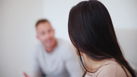divorcio, estrés y pareja gritando en una cama