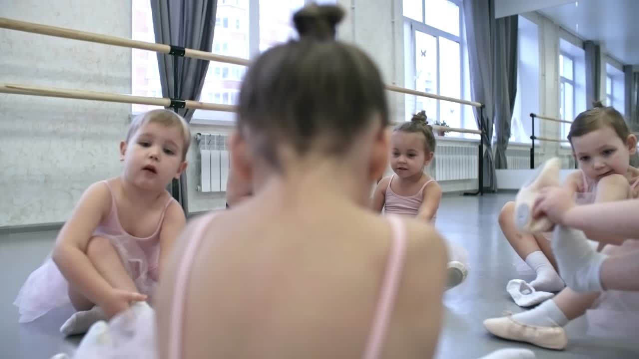 작은 소녀들이 발레 신발을 입고