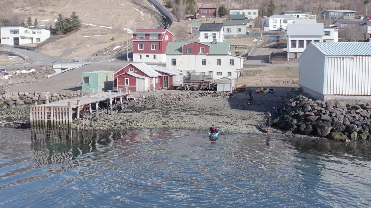 모험 카약 그룹이 작은 어촌인 에스키피외르두르에 다시 도착합니다.