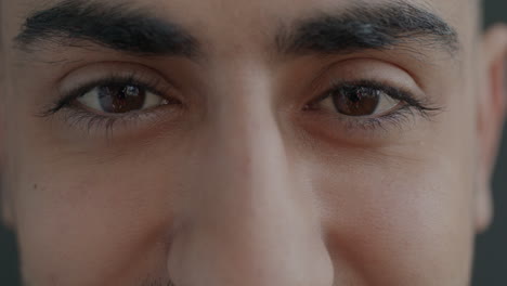 primer plano de los ojos de un hombre
