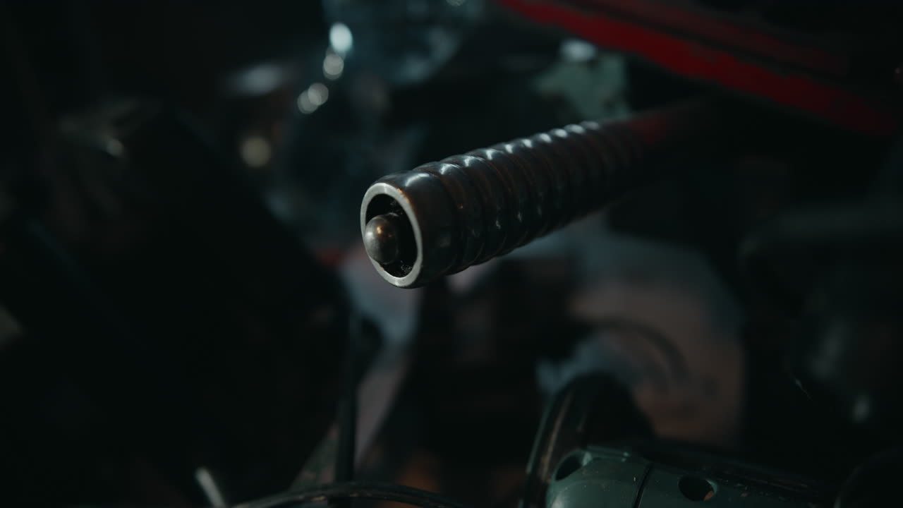 herramientas metálicas sentadas en el mostrador de un taller