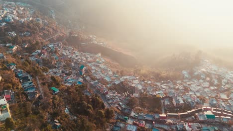 vista aérea de la aldea de montaña