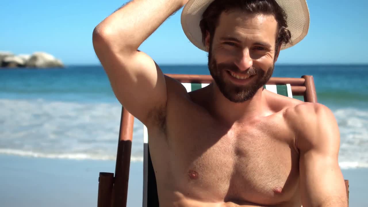 joven feliz con sombrero