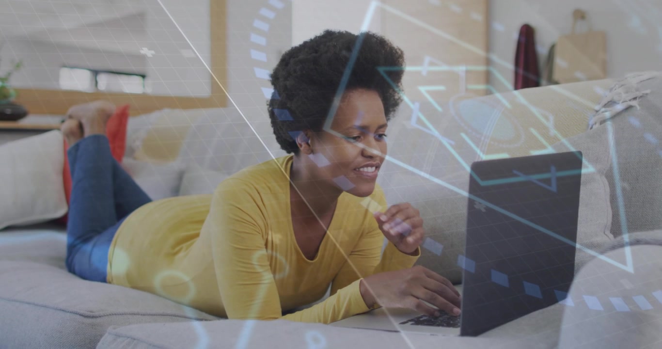 Kvinde ligger på sofa og skriver på bærbar computer, starter gennemsigtigt tech-overlay, der animerer diagrammer til arbejde