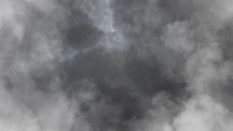 Eine-Graue-Wolke-Mit-Einem-Gewitter,-Das-Darin-Aufblitzte-Und-Aufflammte