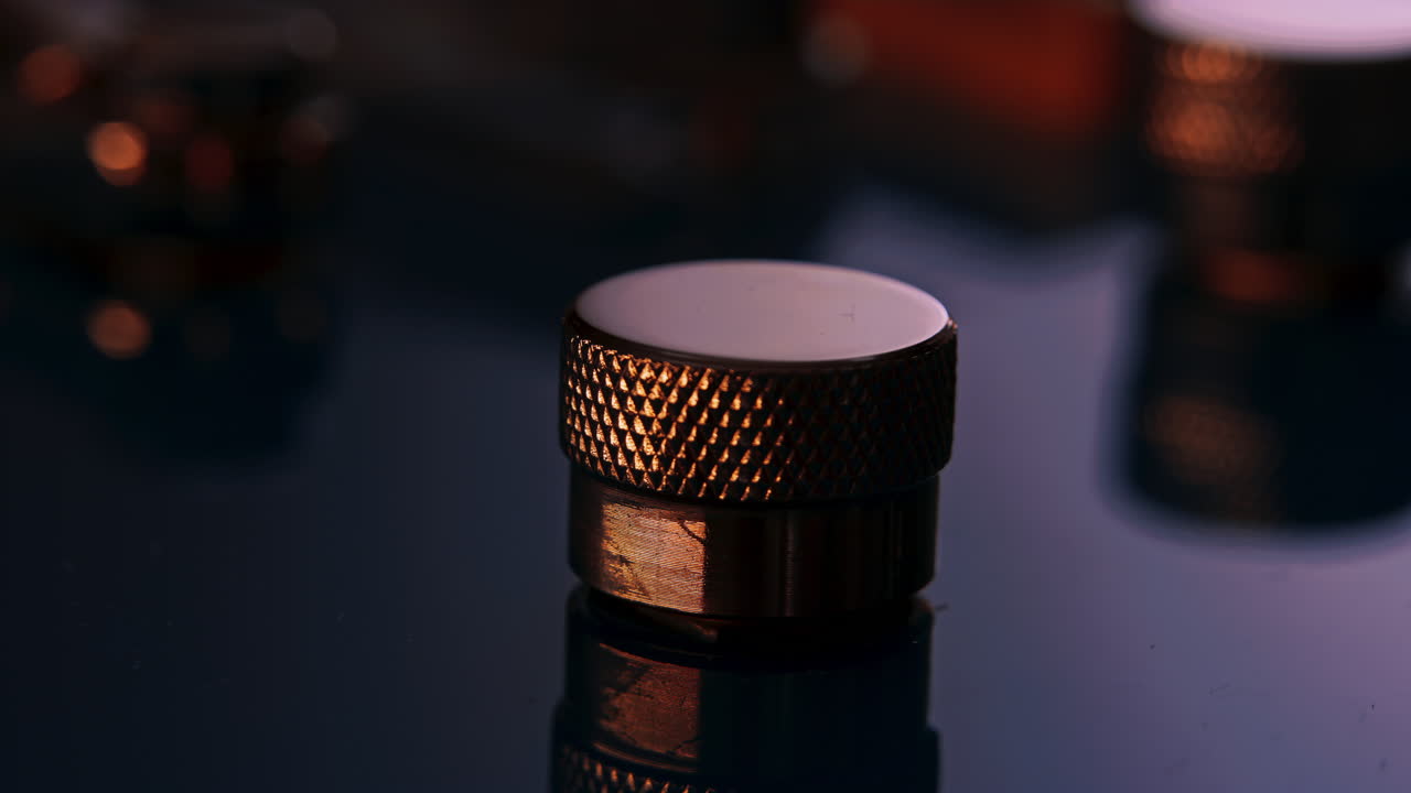 acercamiento extremo de un botón de volumen o tono de guitarra o un potenciómetro