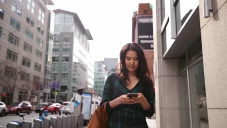 Mujer-Joven-En-Movimiento-En-La-Ciudad