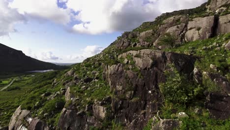 tomada aérea de drones de acantilados, montañas, paisajes y naturaleza en irlanda