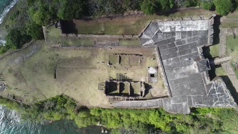 Vista-Aérea-Vertical-De-Las-Ruinas-Históricas-Del-Fuerte-San-Lorenzo,-Panamá