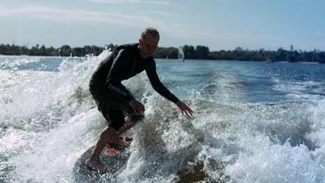Wake-Surf-Fahrer-Genießen-Wellen.-Sportler-Surft-In-Zeitlupe-Auf-Wellen