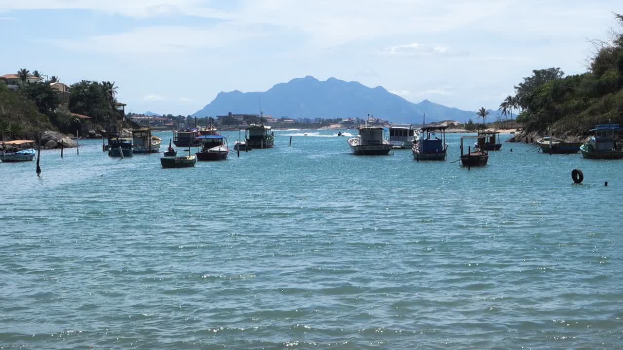 ⁇ 은 날 에 열대 해변 에 정박 한 나무  ⁇ 시 보트, 정적