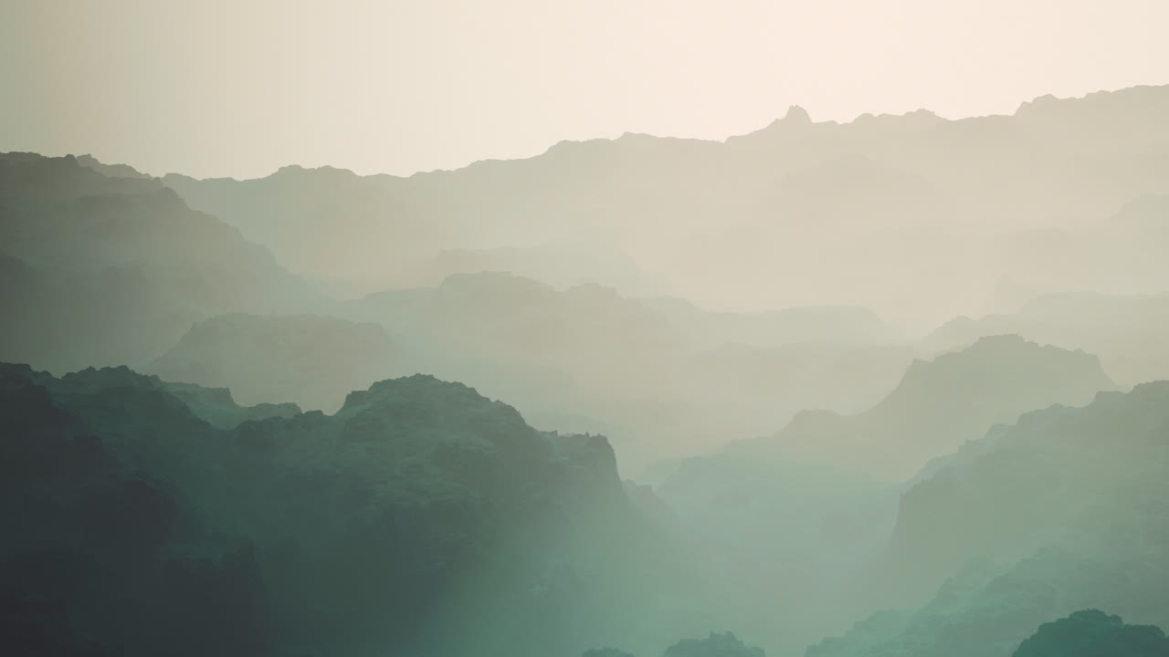 바위산 계곡의 안개