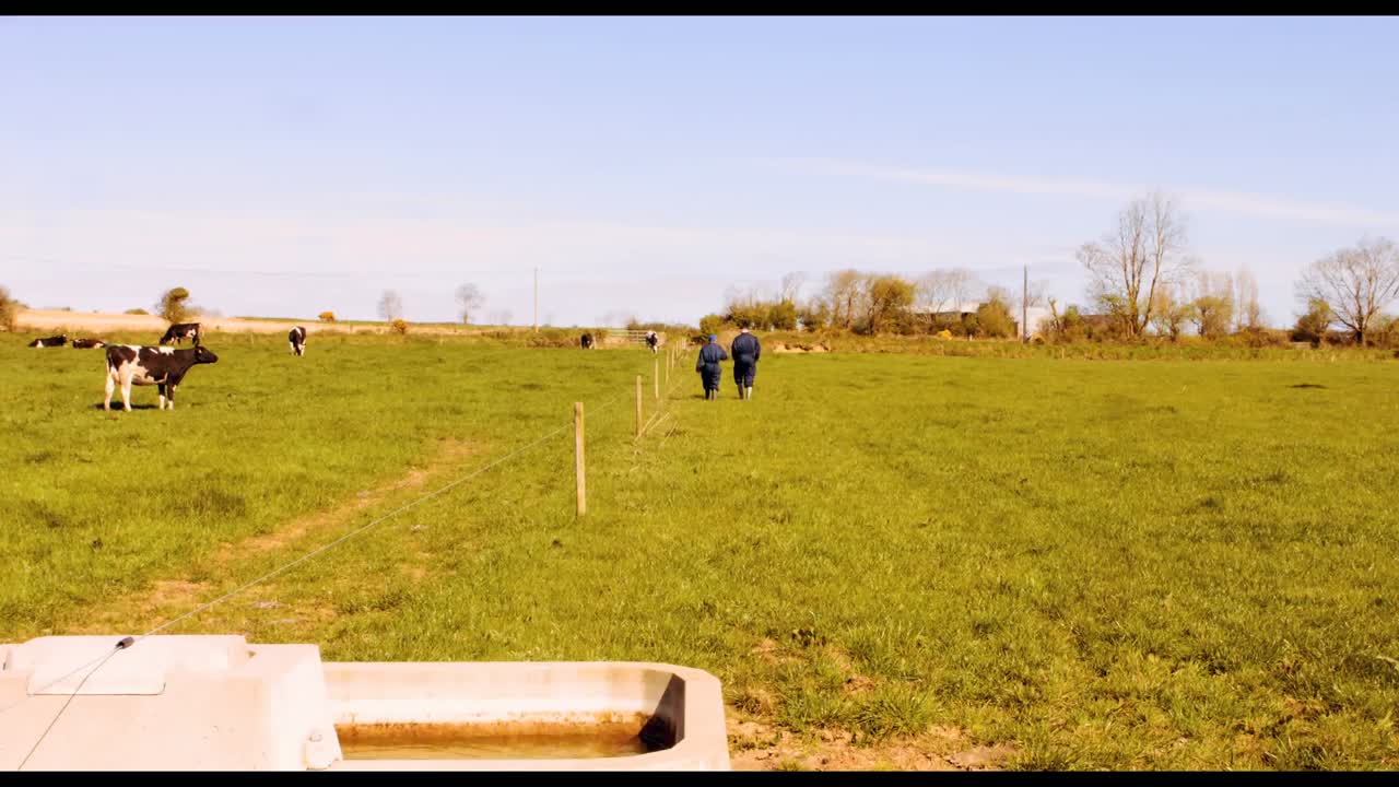 두 명의 가축 농부 들 이  ⁇  에서  ⁇ 고 있다