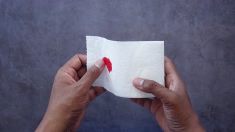 papel higiénico con mancha roja