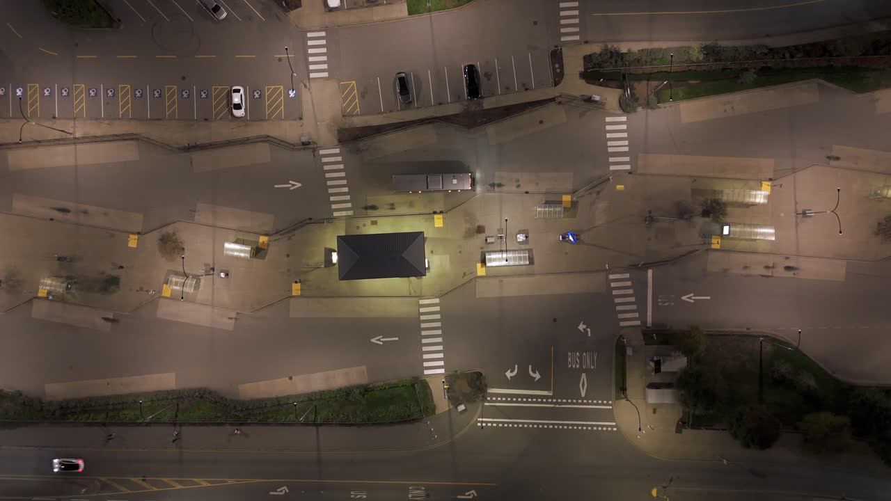 Vista aérea vertical superior de un autobús en Carvolth Exchange por la noche