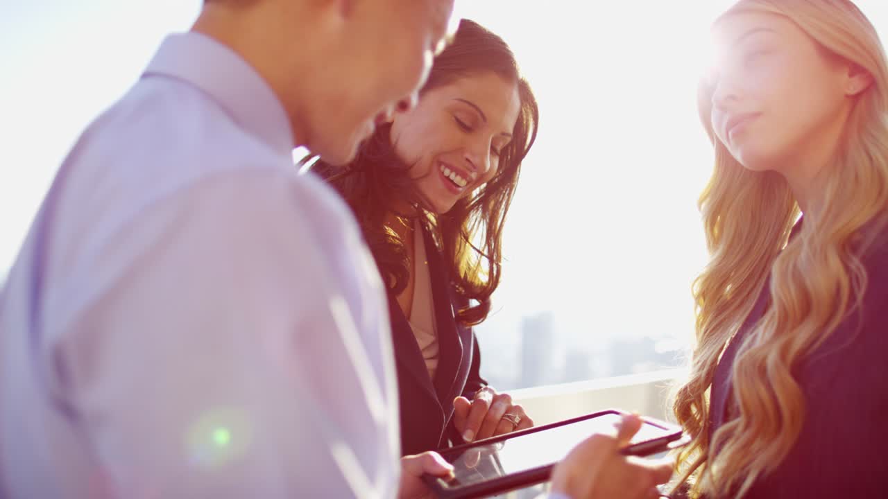 다민족 비즈니스 팀이 옥상에서 태블릿을 사용합니다.