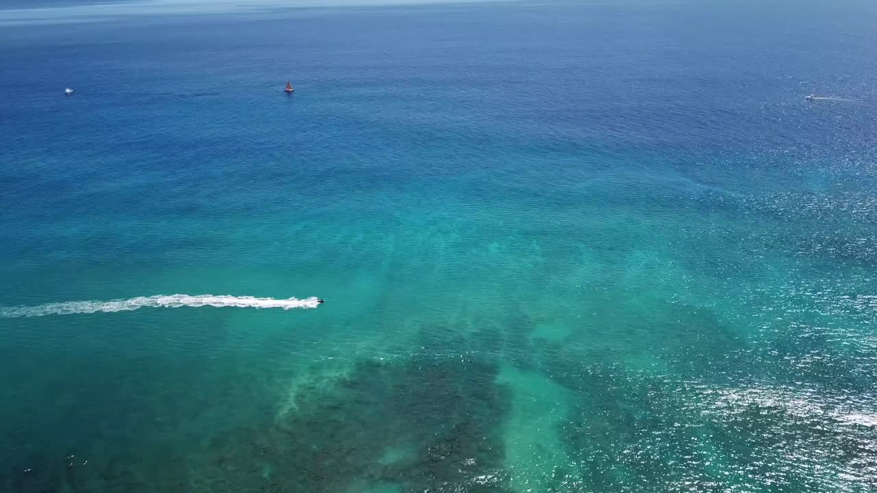 제트 스키를 따라가는 드론.mp4