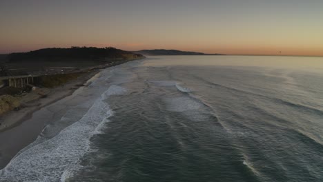 Escena-Oceánica-Serena-De-Una-Playa-De-San-Diego-Al-Atardecer---Vuelo-Aéreo-De-Drones