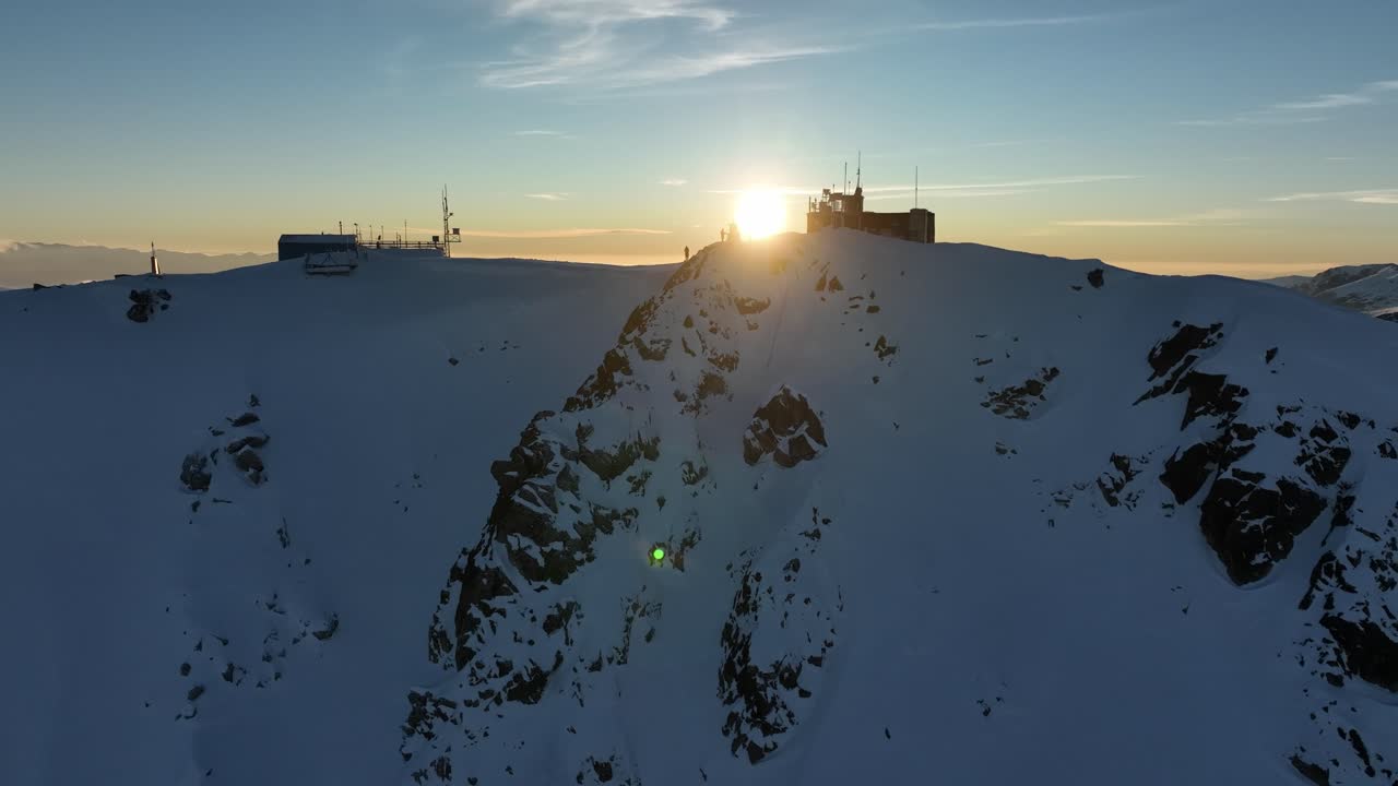 tiro de dron del pico musala, cumbre durante la puesta de sol, anochecer, bulgaria, montaña rila, cumbre más alta de los balcanes, cielo despejado, increíble, vista impresionante, crepúsculo, hora azul, hora dorada