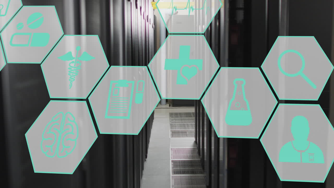 animación de icono azul en hexágonos sobre el pasillo de la sala de servidores en el fondo.