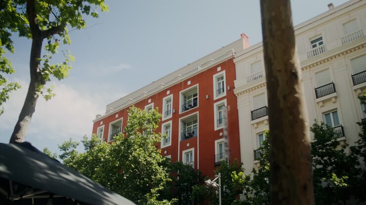 Veduta urbana di un edificio con alberi