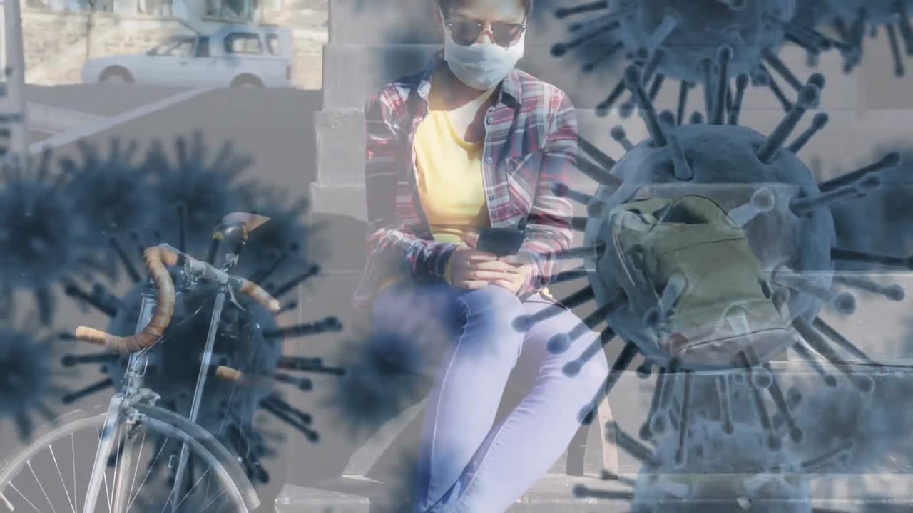 animación de células de macro coronavirus covid-19 que se propagan sobre una mujer que usa una máscara facial