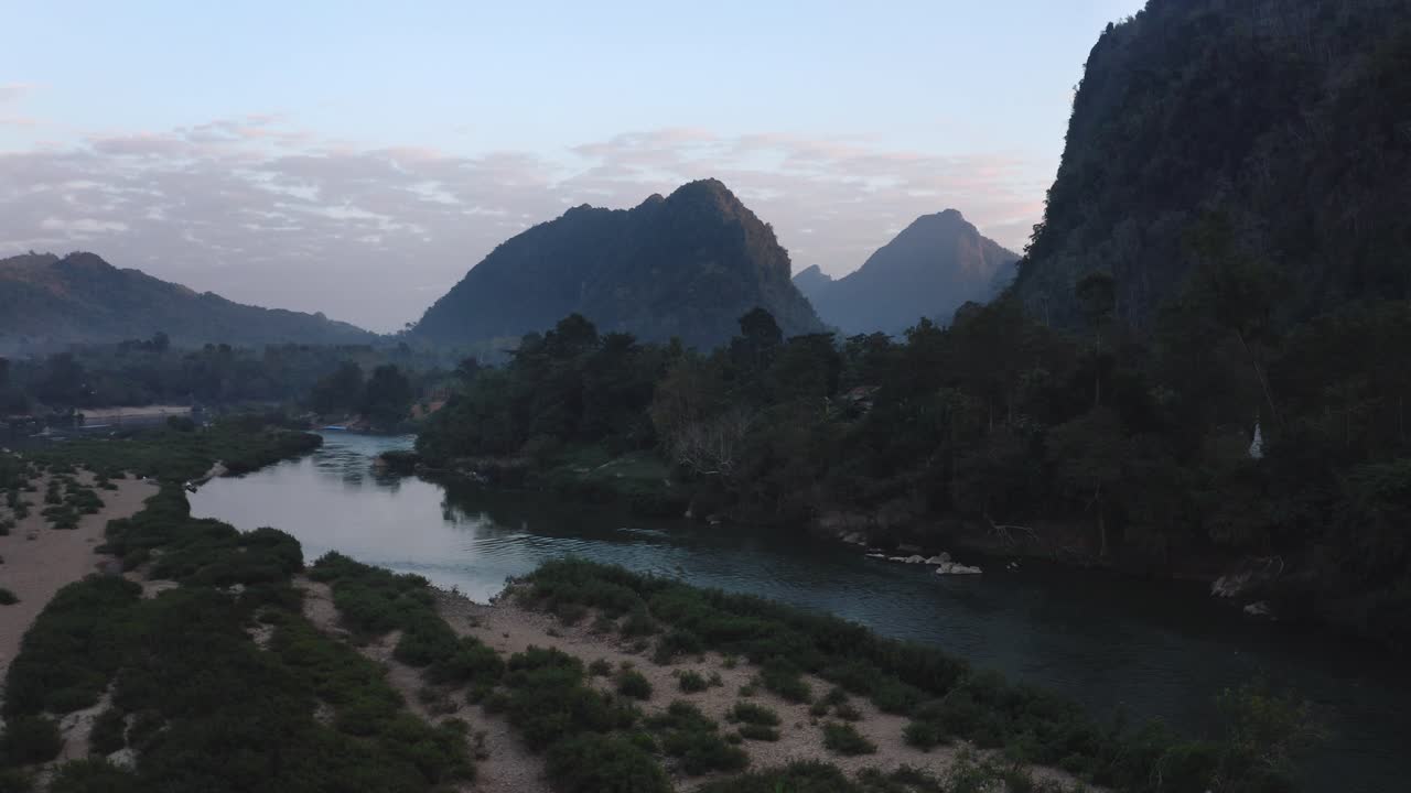 drone volando en el muelle de mae tango al atardecer, en la frontera entre tailandia y myanmar