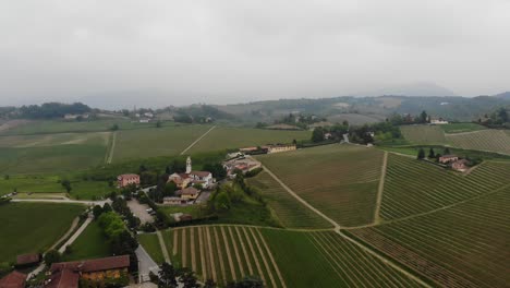 Eine-Drohne-Fliegt-Mit-Einer-Kreisförmigen,-Langsamen-Bewegung-über-Die-Villa-Sparina,-Umgeben-Von-Einer-Atemberaubenden-Landschaft.