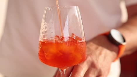 pouring aperol spritz