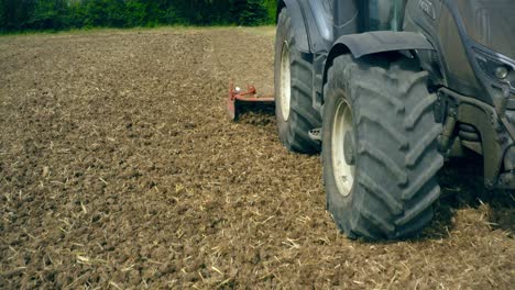 tractor labrando el suelo 02