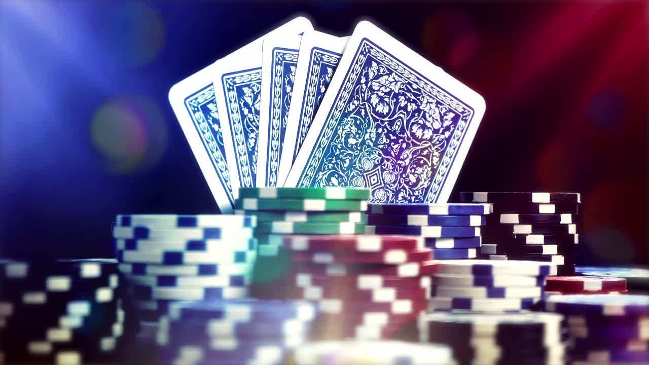 Fichas de póker y cartas de escalera real dando vueltas