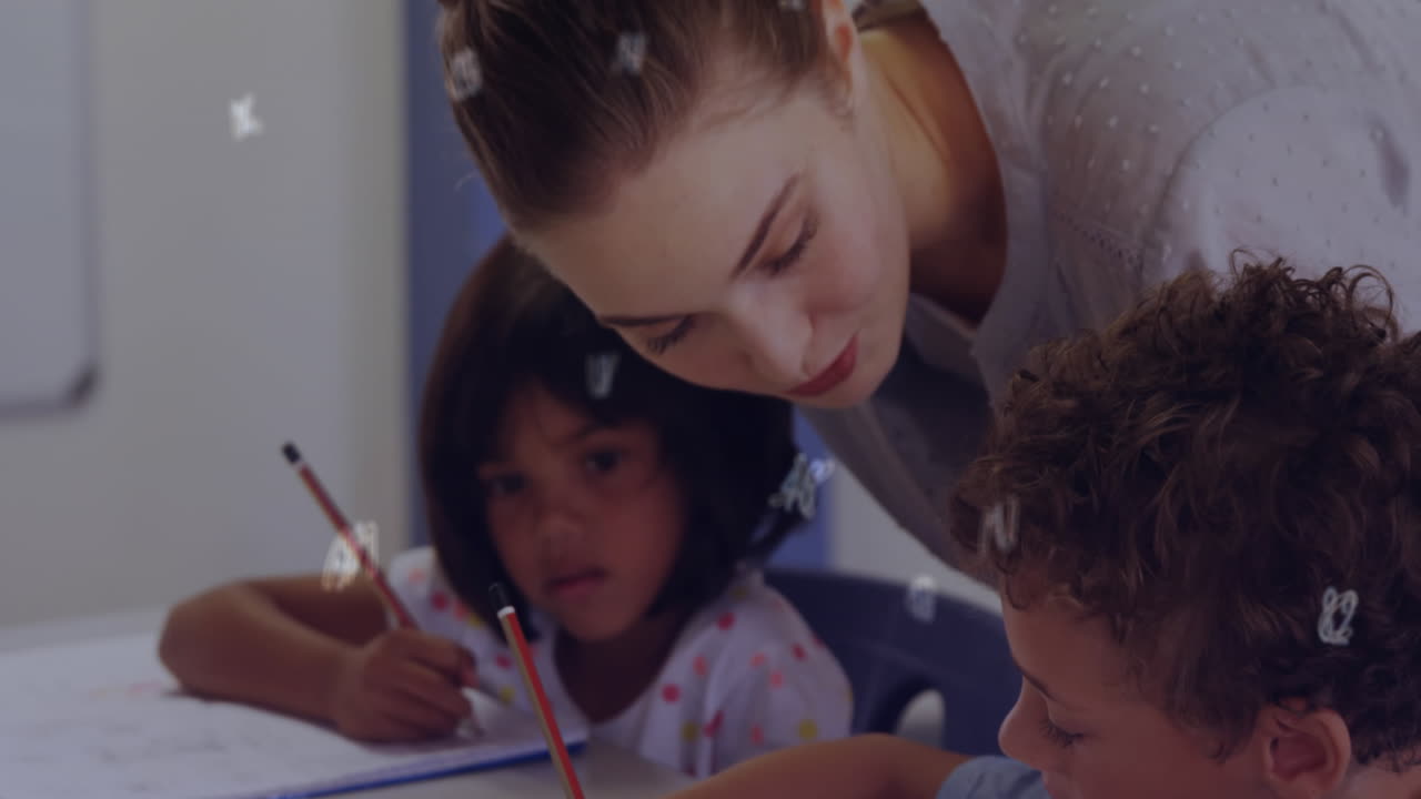 animación de números y letras múltiples sobre diversas maestras ayudando a los estudiantes