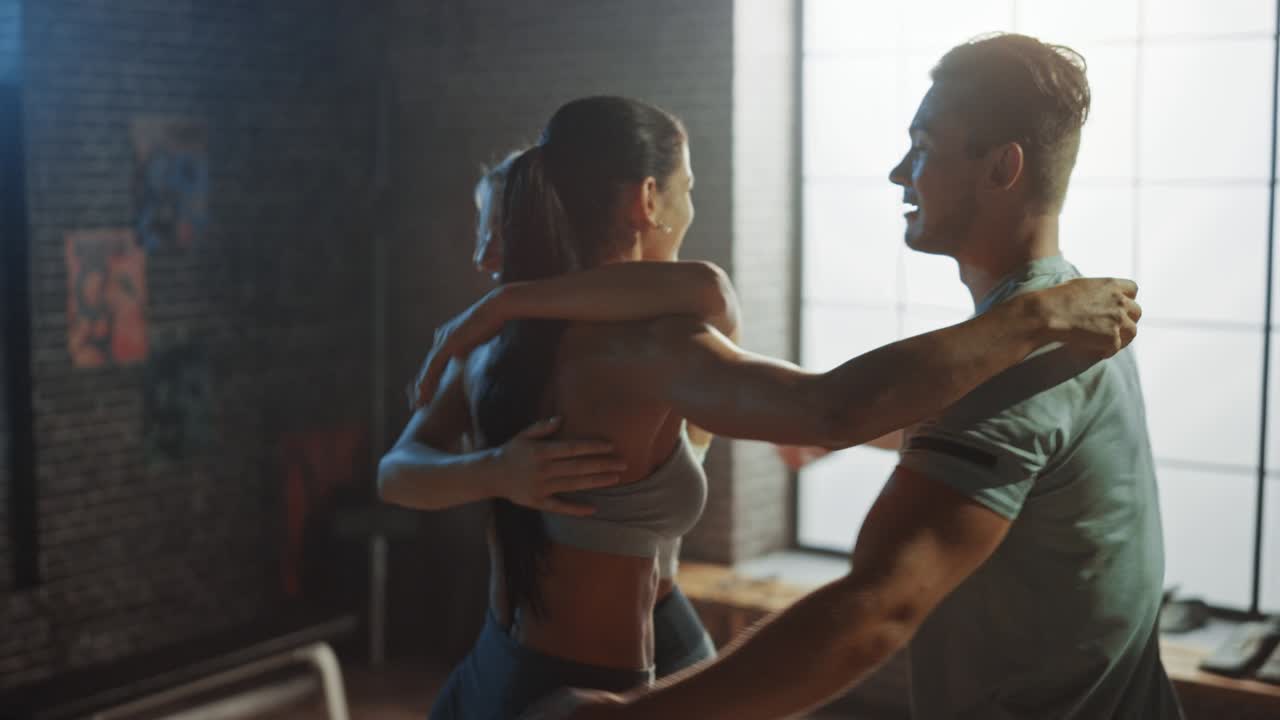 retrato de un equipo súper feliz de dos chicas y un chico saltando, bailando y celebrando un gran éxito en entrenamiento, ejercicio, entrenamiento, peso, fuerza, músculo y grasa corporal resultados de meta en gimnasio hardcore