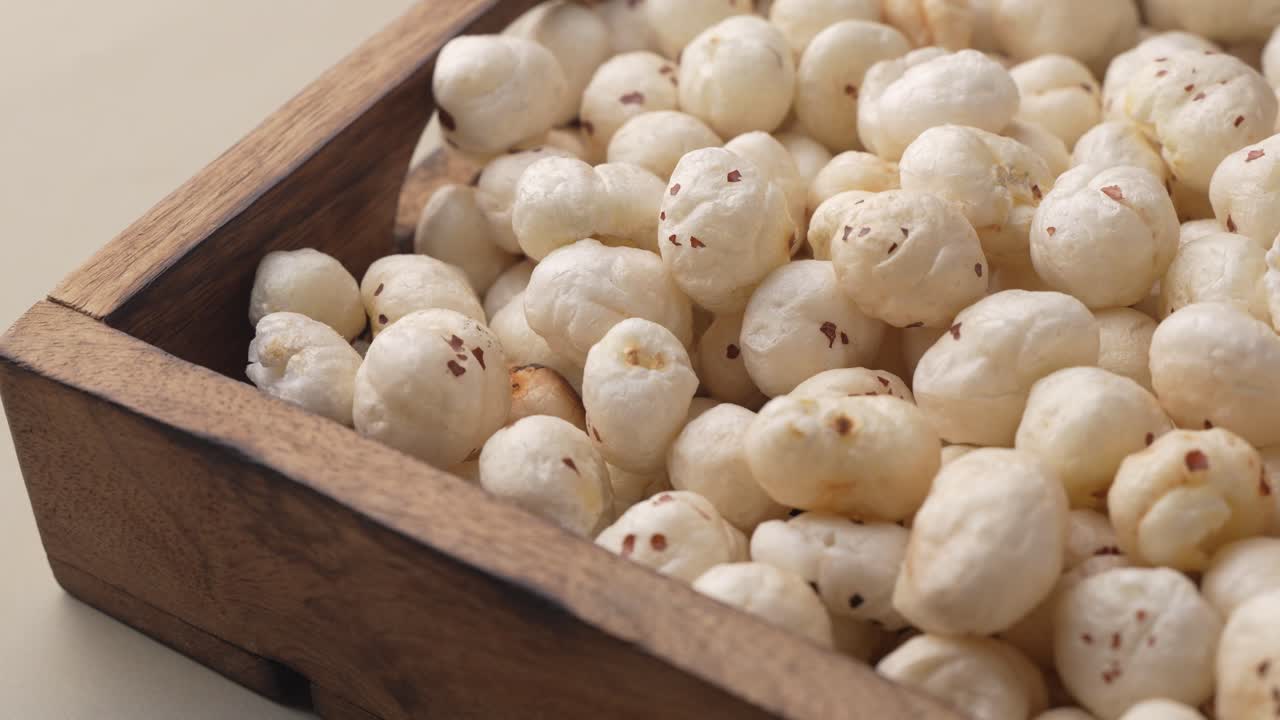 Cận cảnh Makhana trên khay gỗ được quay quét ngang