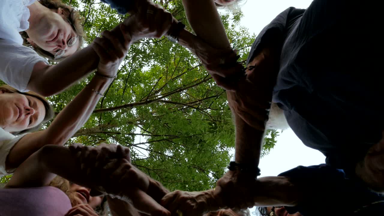 한 무리의 사람들이 팔을 서로 고 있습니다.