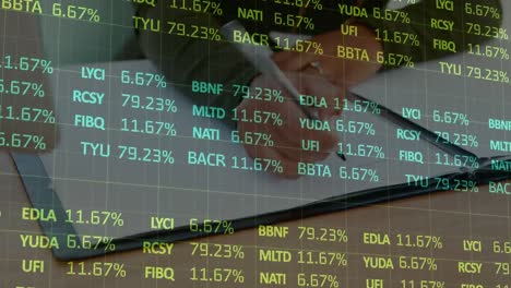 Stock-De-Mujer-En-El-Procesamiento-De-Datos-Financieros-Contra-Mujer-Con-Composición